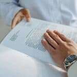 Entrega de testamento vital a un médico