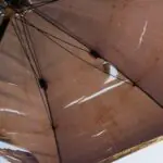 sombrilla de playa estropeada que simboliza una baja médica en vacaciones