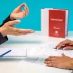 Personas revisando documentos legales sobre incapacidad permanente en España.