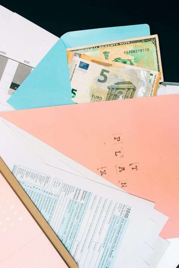 Documentos y billetes de euro relacionados con gastos hipotecarios.