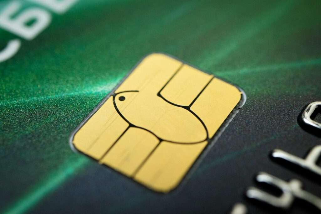Tarjeta SIM en tarjeta bancaria, concepto de seguridad financiera.
