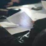 Mujer revisando seguros de vida