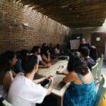 Grupo de personas en una mesa larga discutiendo trámites de herencia.
