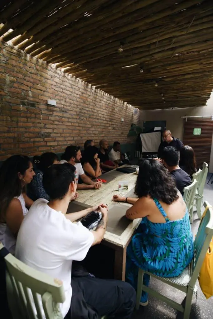 Grupo de personas en una mesa larga discutiendo trámites de herencia.