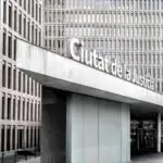 Edificio de la Justicia en Madrid con fachada moderna y signage visible.