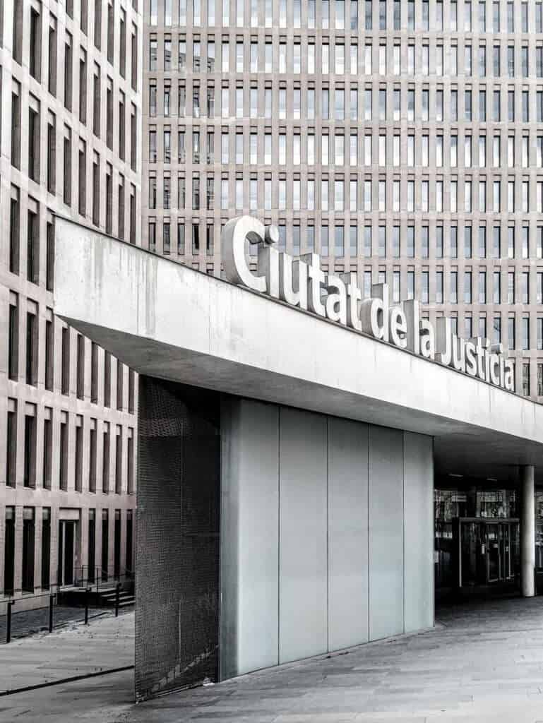 Edificio de la Justicia en Madrid con fachada moderna y signage visible.