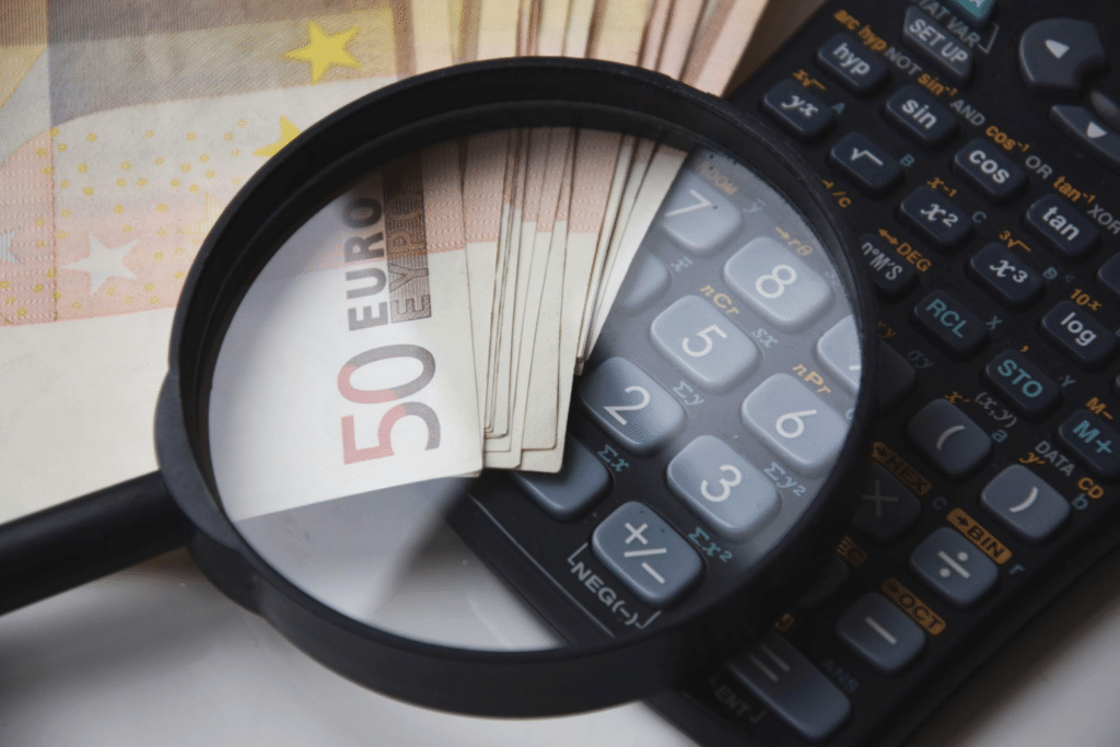 Lupa con calculadora, para revisar y reclamar tarjetas revolving