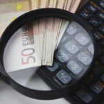 Lupa con calculadora, para revisar y reclamar tarjetas revolving