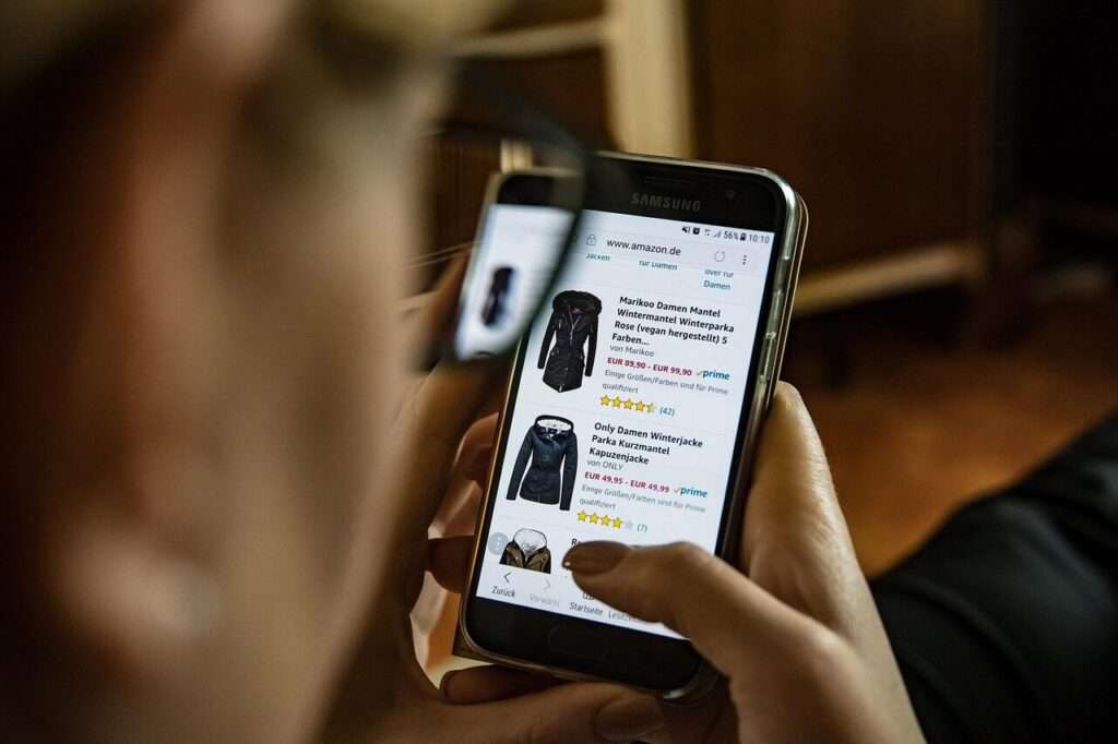 desistimiento compras online que esta realizando hombre en movil