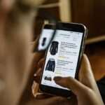 desistimiento compras online que esta realizando hombre en movil