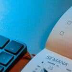 Agenda semanal y bolígrafo sobre mesa de trabajo en oficina.