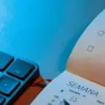 Agenda semanal y bolígrafo sobre mesa de trabajo en oficina.